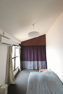 寝室、切妻屋根