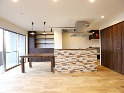 「KULABO(クラボ)」のリノベーション事例「個性的なデザインのキッチンが主役 回遊できる和風モダンな木の空間」