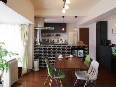 「住工房」のマンションリノベーション事例「部分リノベで実現！レトロモダンなカフェ風“おもてなし空間”」