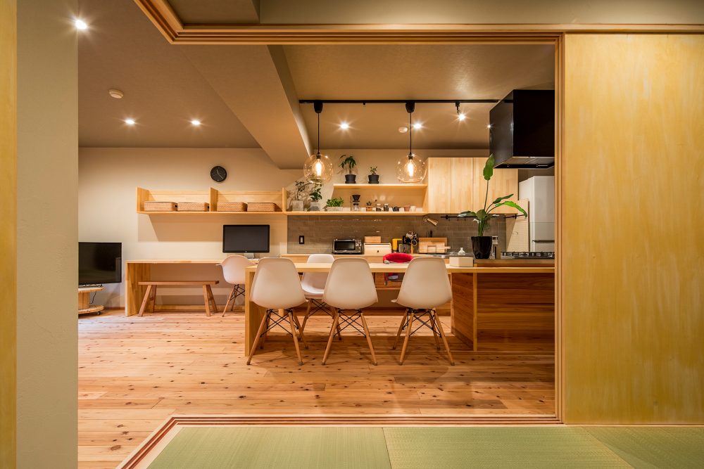 アイランドキッチンで空間をのびのび使う 自然素材が心地よいマンションリノベーション マンションリノベーション事例 リノベりす