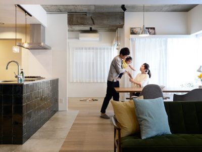 「空間社」のマンションリノベーション事例「タイルが印象的なオープンキッチン！家族の「好き」を散りばめたマンションリノベ」