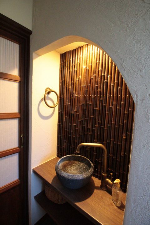 戸建てリノベーション、湘南リフォーム、竹の壁、和の手洗い、陶器ボウル