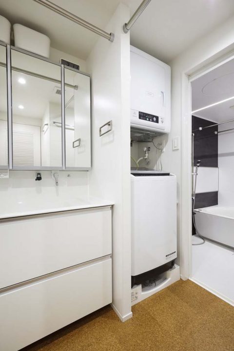 マンションリノベーション、インテリックス空間設計 、白い洗面室、実用重視、洗濯乾燥