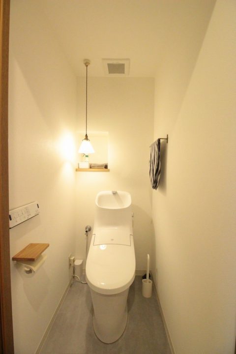 マンションリノベーション、湘南リフォーム 、トイレ照明、トイレ収納、白いトイレ空間