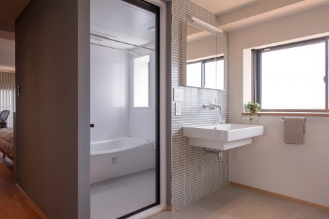 マンションリノベーション、ハンズデザイン一級建築士事務所、オープン洗面室、窓あり浴室、壁付け洗面ボウル