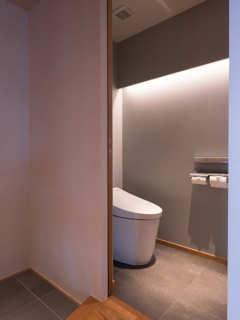 マンションリノベーション、ハンズデザイン一級建築士事務所、間接照明、陰影のある空間、トイレ引き戸
