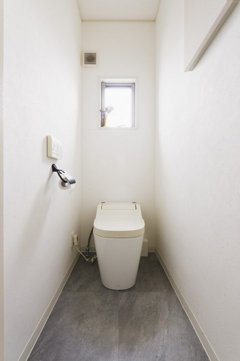 戸建リノベーション　夢工房　トイレ　シンプル