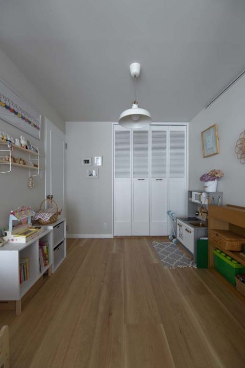 マンションリノベーション、GLADDEN(グラデン)、子ども部屋、収納折戸、低い家具
