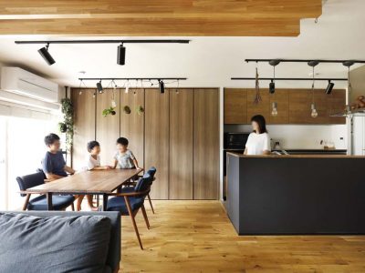「SHUKEN Re(シュウケンアールイー)」のマンションリノベーション事例「子どもと自然にあいさつを交わせる家。造作梁が印象的なリノベーション」