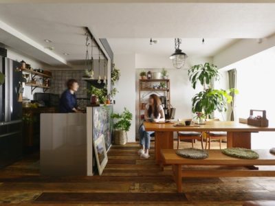 「entrie(エントリエ)」のマンションリノベーション事例「好みや家族の変化とともに、古材家具やミリタリーグッズに見合うリノベーションで住まいを刷新！」