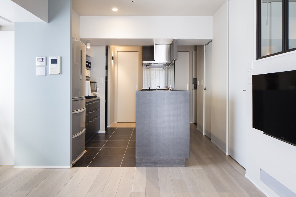 リノベーション事例「58平米コンパクトな都心のマンションリノベ。キッチンを中心とした回遊プランで生活動線と収納を完全リンク」