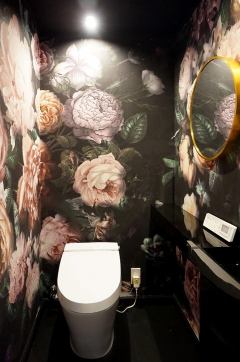 マンションリノベーション、東京リノベ 、花柄クロス、個性的なトイレ、輸入壁紙