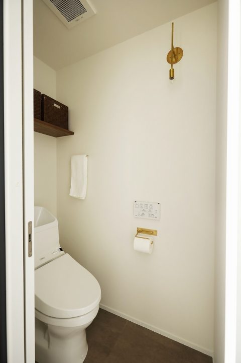 マンションリノベーション　インテリックス空間設計　トイレ　真鍮照明
