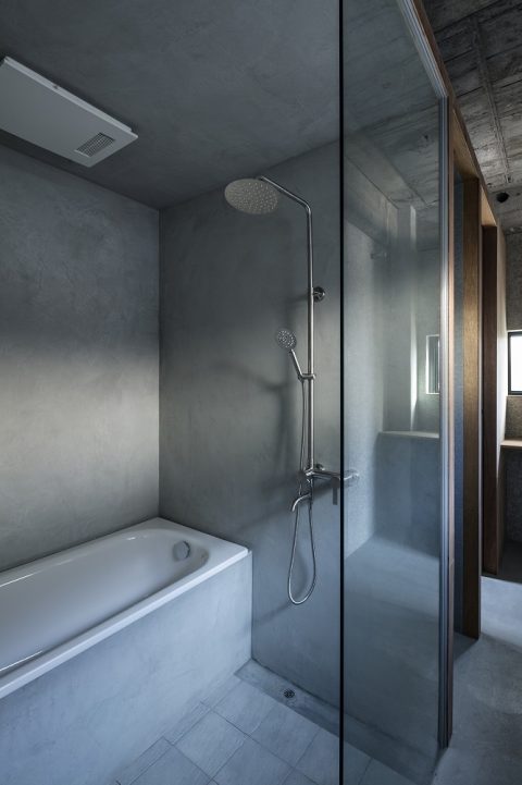 戸建リノベーション、TSUDOU DESIGN STUDIO 、ガラス張り浴室、モルタル、素材感