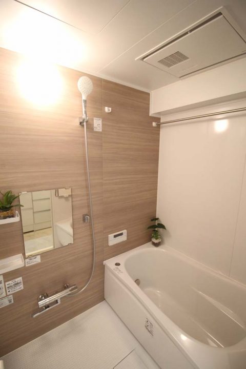 マンションリノベーション、リノベーション東京、木目パネル、浴室乾燥機、浴室ミラー