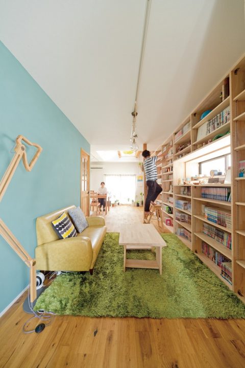 戸建てリノベーション、a.design(エーデザイン)、青い壁、造作本棚、読書スペース
