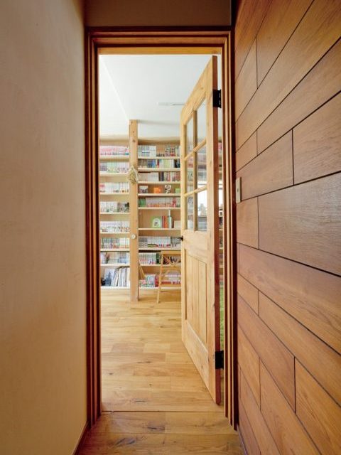 戸建てリノベーション、a.design(エーデザイン)、木張り壁、無垢材ドア、造作本棚