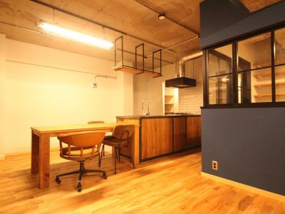 「アズ建設」のマンションリノベーション事例「キッチンを核としてデザインされた住まい。在宅勤務にも対応した空間へリノベーション」
