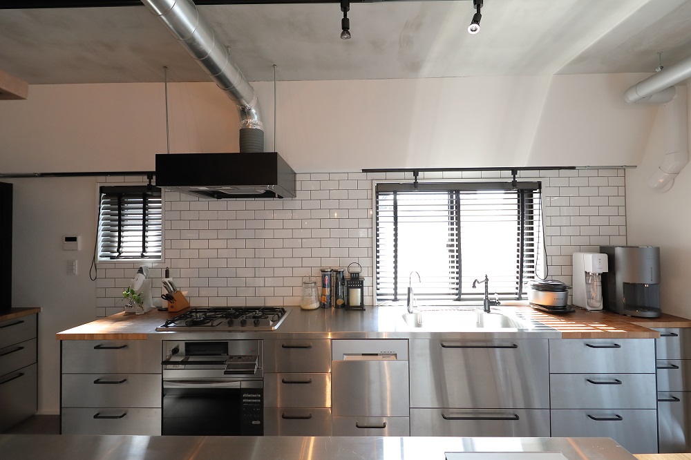 自宅をキッチンスタジオに 洗練されたインダストリアルが魅力のマンションリノベーション マンションリノベーション事例 リノベりす