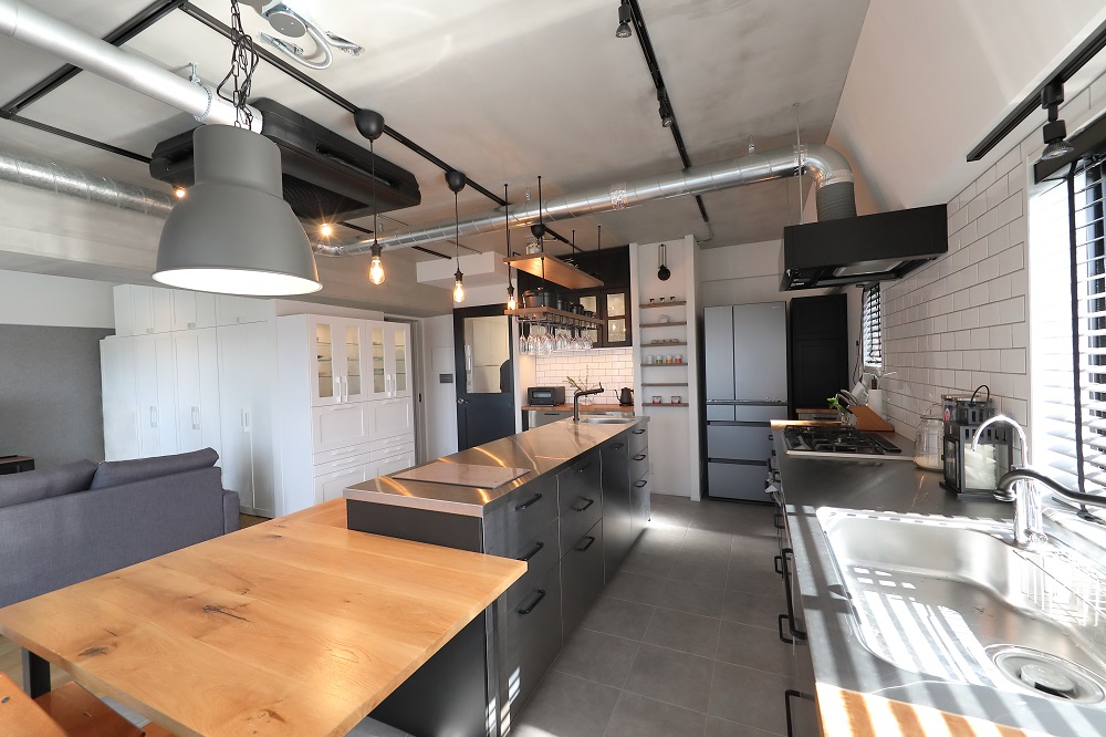 自宅をキッチンスタジオに 洗練されたインダストリアルが魅力のマンションリノベーション マンションリノベーション事例 リノベりす