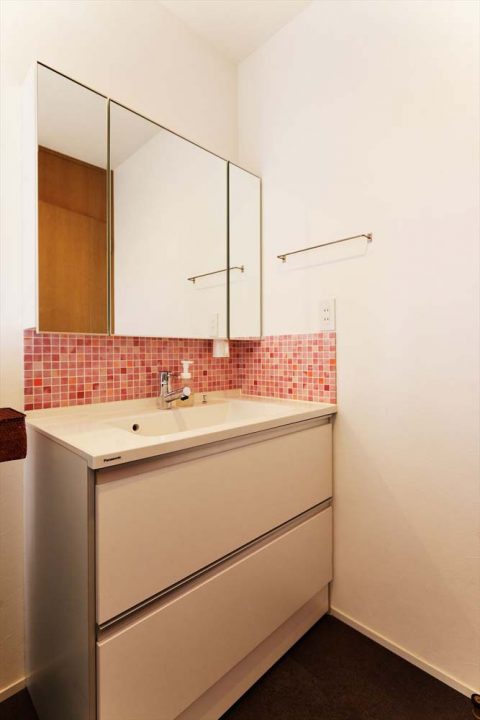 戸建リノベーション　スタイル工房　洗面室　モザイクタイル