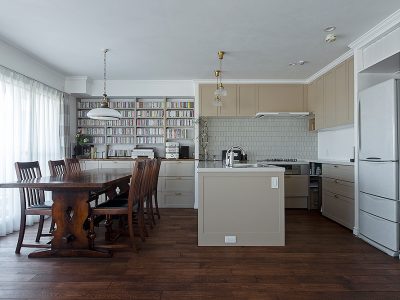 「GLADDEN(グラデン)」のマンションリノベーション事例「築20年の持ち家をライフスタイルに合わせてリノベ。モールディングが彩るエレガントな住まいに」