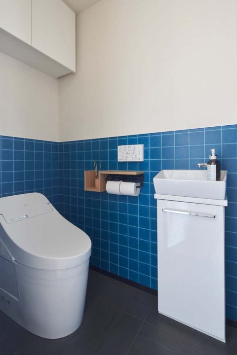 インテリックス空間設計、マンションリノベ、横浜、トイレ、アクセントクロス、手洗い器