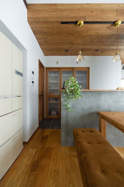 戸建リノベーション　SCHOOL BUS　スクールバス空間設計　キッチン　真鍮ペンダントライト　モルタル壁