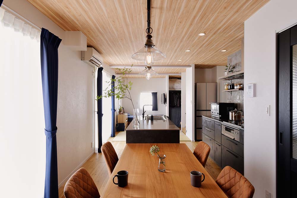 戸建てリノベーション、entrie(エントリエ) 、ダイニングキッチン、木張り天井、カフェ風