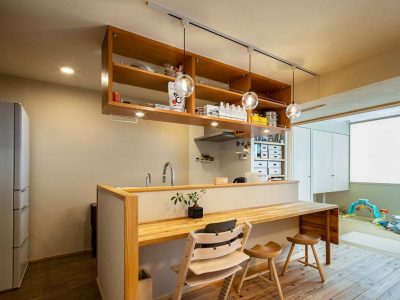 「駿河屋」のマンションリノベーション事例「家族みんなで楽しむカフェ風キッチン。自然素材に囲まれたマンションリノベ」