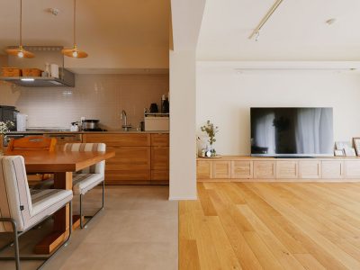 「entrie(エントリエ)」のマンションリノベーション事例「キッチンとダイニングを寄せてリビングのゆとりを確保。素材に統一感をもたせたマンションリノベーション」