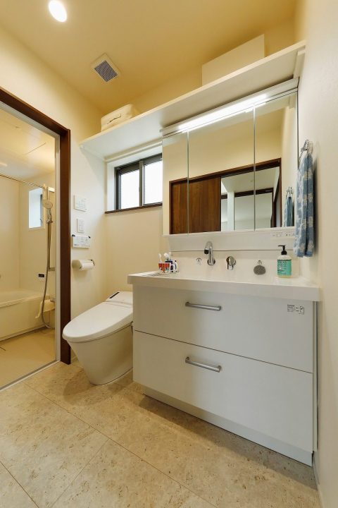 戸建てリノベーション、One's Life Home、収納三面鏡、トイレ一体洗面室、壁出し水栓