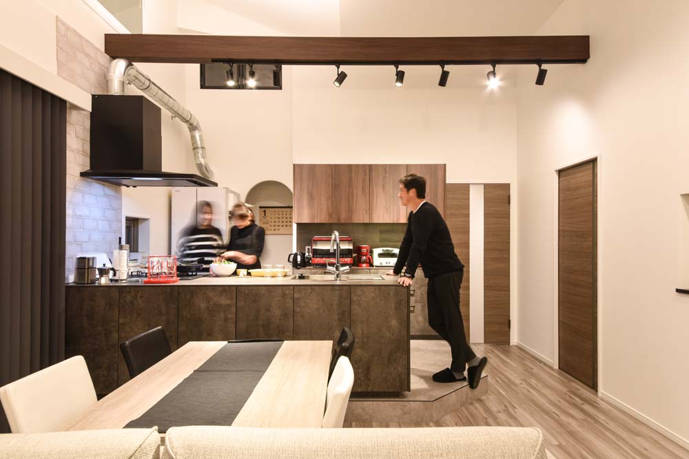 リノベーション事例「デザインと素材を追求したカスタムキッチンが主役！天井高が映えるマンションリノベーション」