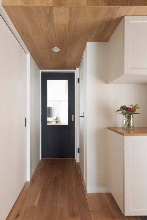 インテリックス空間設計、マンションリノベ、板張り天井、廊下、木のぬくもりを感じる