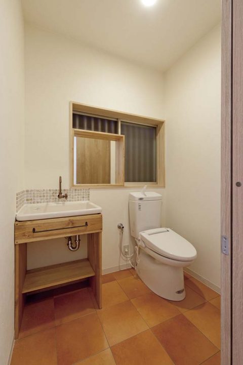 戸建てリノベーション、a.design(エーデザイン) 、トイレ用手洗い器、モザイクタイル、木枠