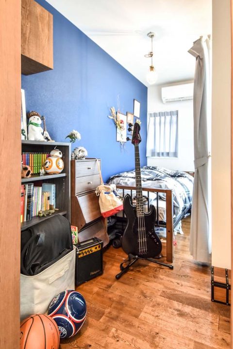 ブルー壁、ギター、子ども部屋