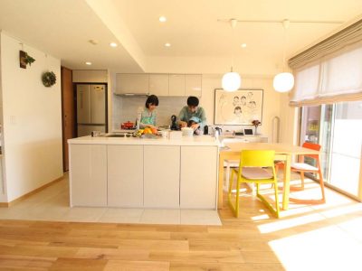 「湘南リフォーム」のリノベーション事例「床暖房をやめて無垢フローリングに。家族3人で一緒に料理ができる、理想のキッチンを部分リノベで実現！」