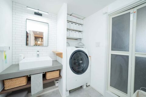 マンションリノベーション　フレッシュハウス　洗面台　洗濯機置場　タイル壁