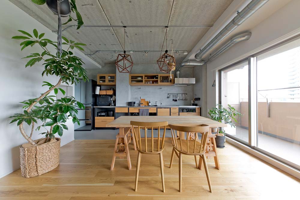 リノベーション事例「壁付けキッチンで空間を広く使ったマンションリノベ。インダストリアルな雰囲気に木の温かみを添えて」