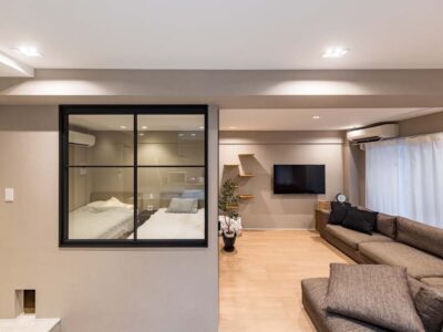 「フリーキスワークス」のマンションリノベーション事例「使いにくい間取りをフルリノベ！ガラス張りの寝室と猫コーナーで視線の広がりを」