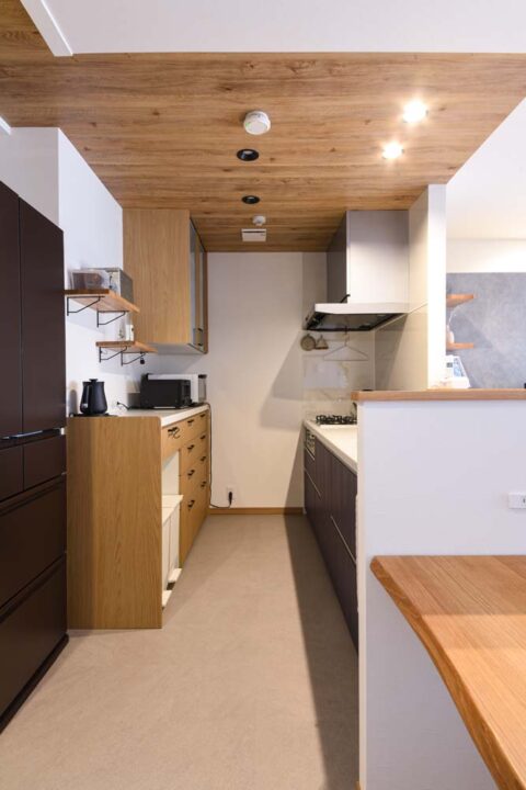 マンションリノベーション、アートリフォーム、木の温かみ、対面キッチン、下がり天井