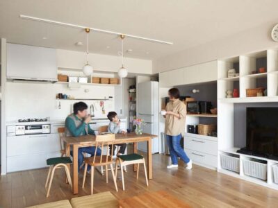「インテリックス空間設計」のマンションリノベーション事例「壁付けキッチンと壁面収納で68㎡を無駄なく使い切るスケルトンリノベ。ワークスペースとロフトも実現！」