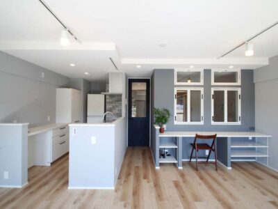 「Cuestudio(キュースタジオ)」のマンションリノベーション事例「ブルーグレーの壁と白い窓。暮らしやすさと好きなものを詰め込んだ57㎡の単身リノベ」