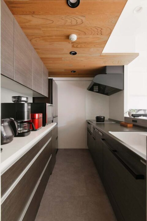 マンションリノベーション　スタイル工房　板張り天井　キッチン　フロアタイル