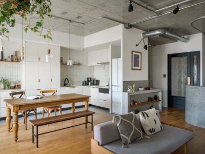 「ハコリノベ」のリノベーション事例「壁付けL型キッチンと、リビングのベッドスペースで空間を広々と。旅のリフレッシュ効果を味わうマンションリノベ」
