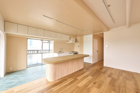 マンションリノベーション、東京リノベ、塗装仕上げ、キッチンカウンター、タイル床