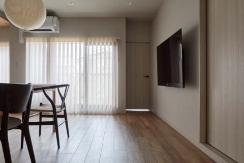 マンションリノベーション、KULABO(クラボ)、ブラインド、壁掛けテレビ、フローリング