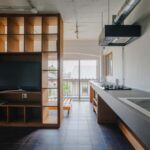 「アズ建設」の「キッチンと洗面を一体カウンターに。間仕切り収納でメリハリのあるワンルームリノベーション」
