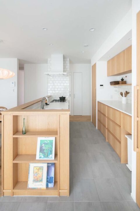 戸建てリノベーション、住工房、オーク材、キッチン収納、ニッチ収納