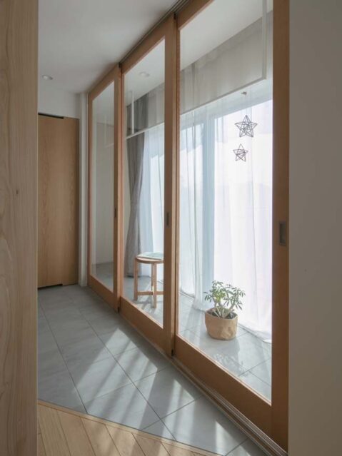 戸建てリノベーション、住工房、インナーテラス、タイル床、室内干し